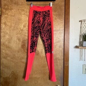 🍄 Adidas Bright Coral and Black Patterned Athletic Leggings